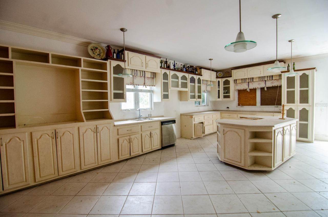 1. Single Family Homes for Sale at East Bay Street, Nassau and Paradise Island, Bahamas