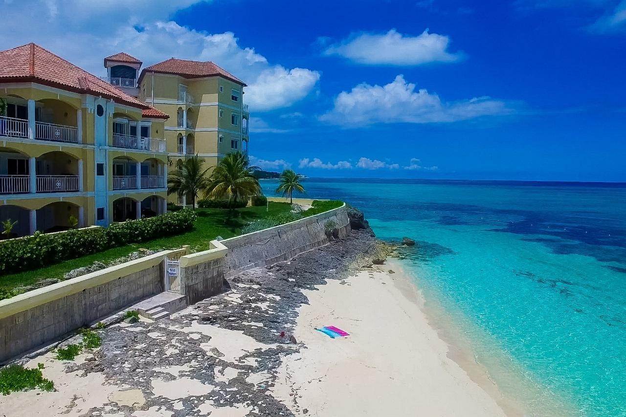 Condominiums por un Venta en Caves Point, West Bay Street, Nueva Providencia / Nassau, Bahamas