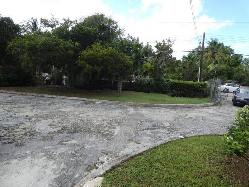 5. Single Family Homes for Sale at Village Road, Nassau and Paradise Island, Bahamas