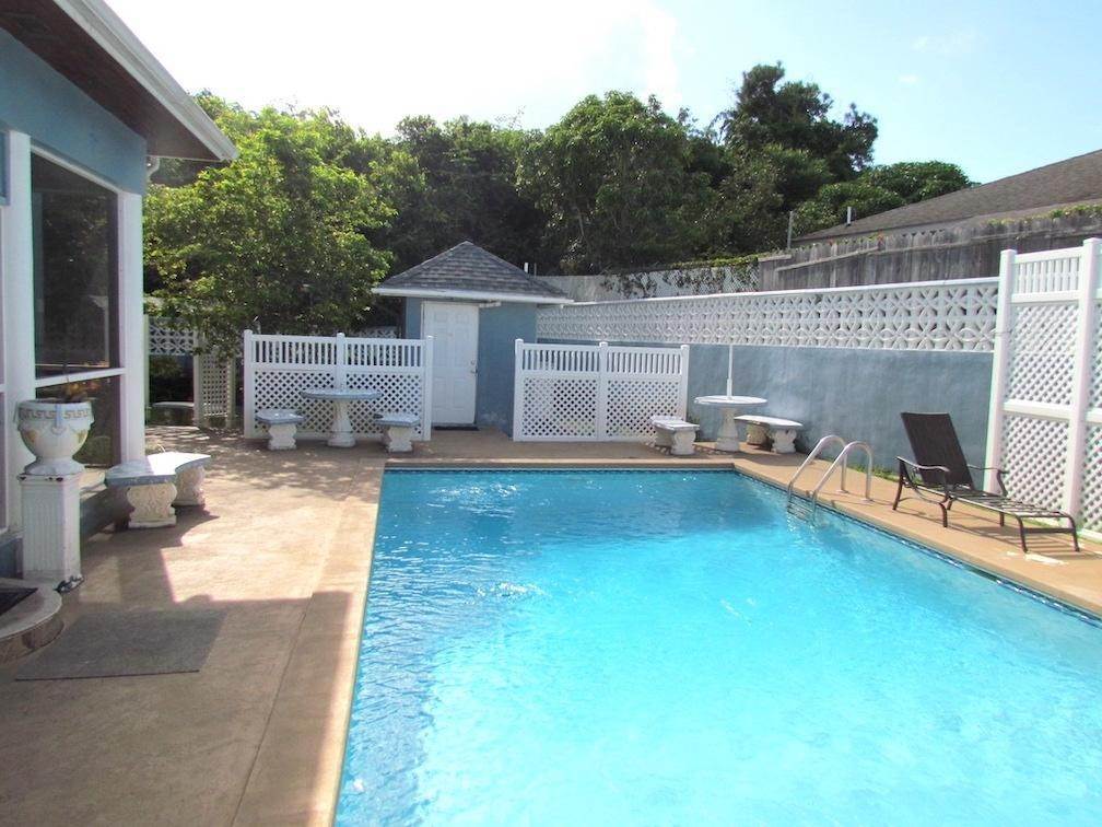 16. Single Family Homes for Sale at Lake Cunningham, Nassau and Paradise Island, Bahamas
