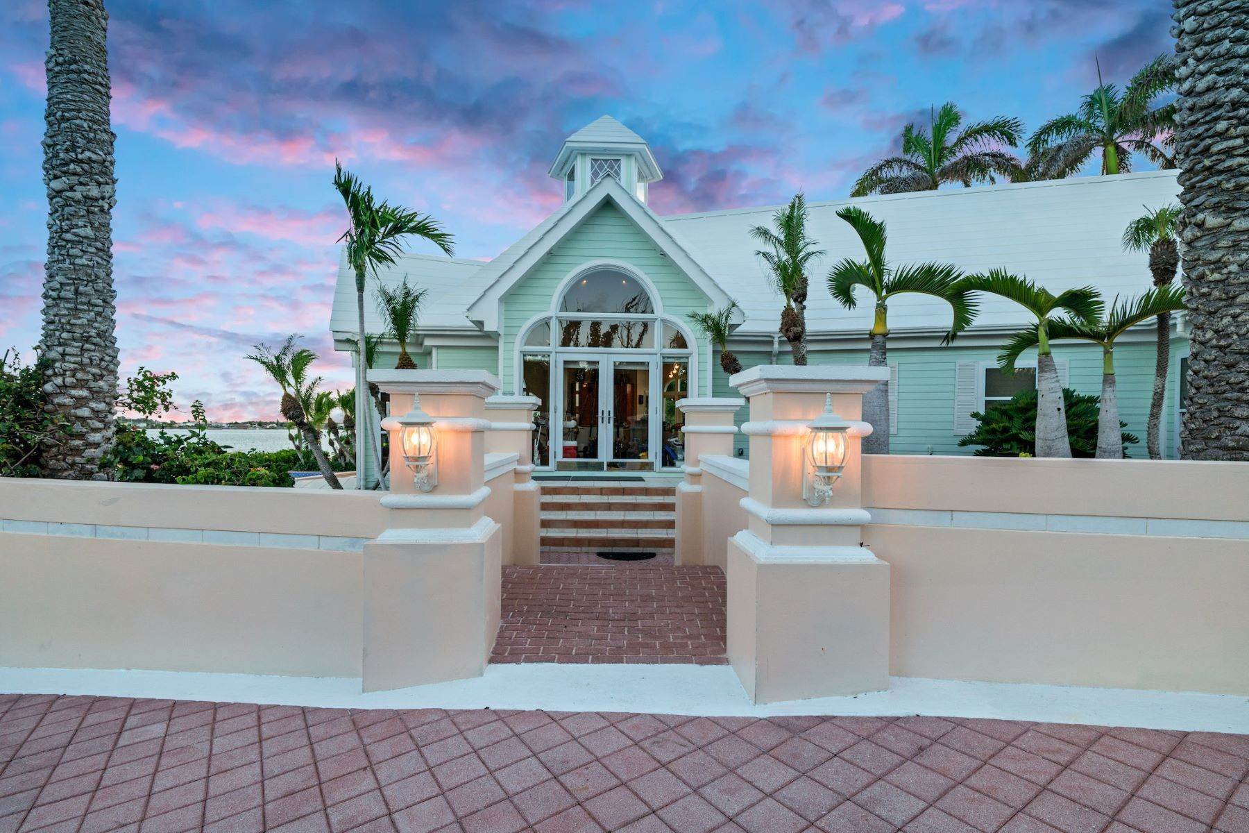 36. Multi-Family Homes 为 销售 在 Pelican Shores, 马什港, 阿巴科, 巴哈马