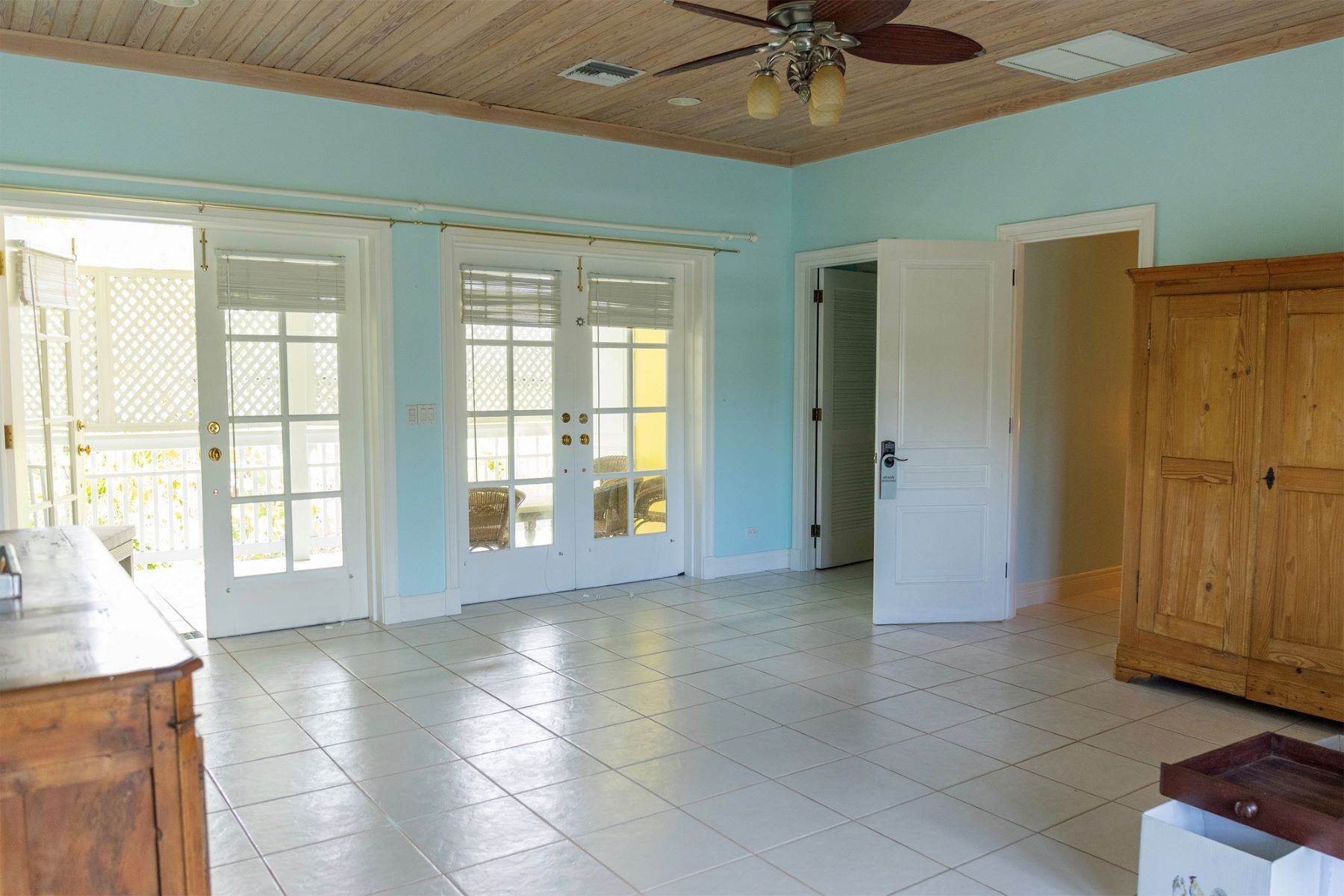 14. Single Family Homes for Sale at Pirates Retreat, Islands of Old Fort Old Fort Bay, Nassau and Paradise Island, Bahamas