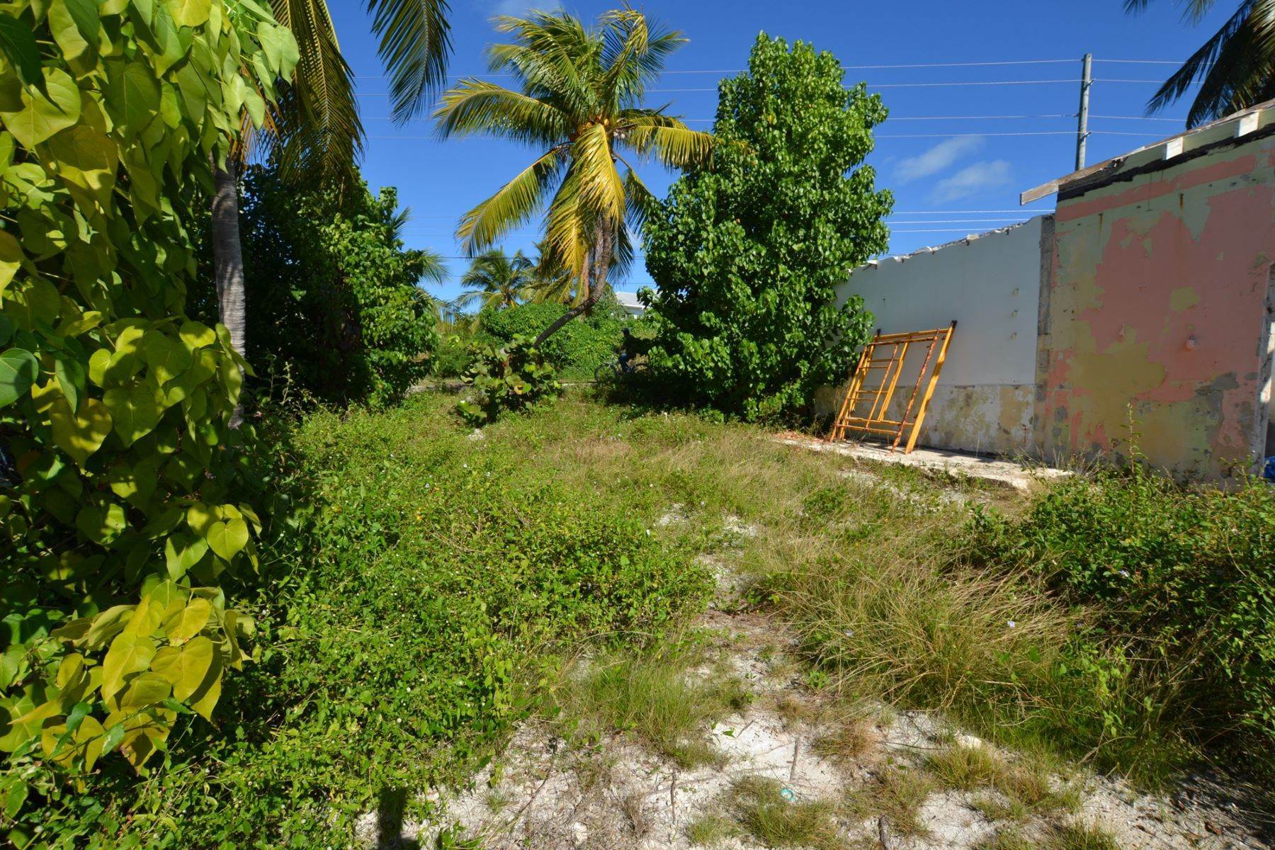 9. Other Residential Homes for Sale at Harbourfront Property with Hillside Lot Spanish Wells, Eleuthera, Bahamas