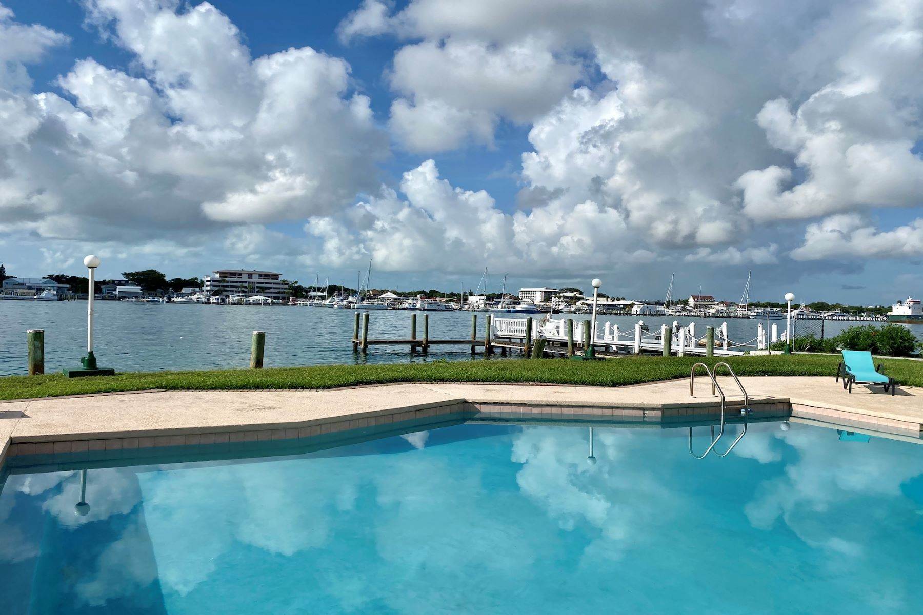 16. Condominiums por un Venta en Flamingo Court, Paradise Island, Nueva Providencia / Nassau, Bahamas