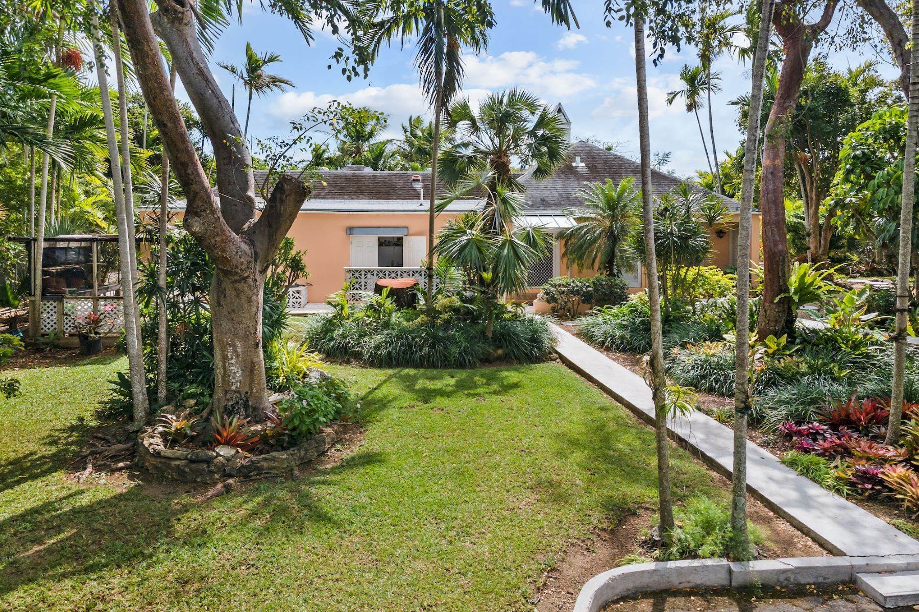 24. Single Family Homes for Sale at La Casita, Prospect Ridge Prospect Ridge, Nassau and Paradise Island, Bahamas