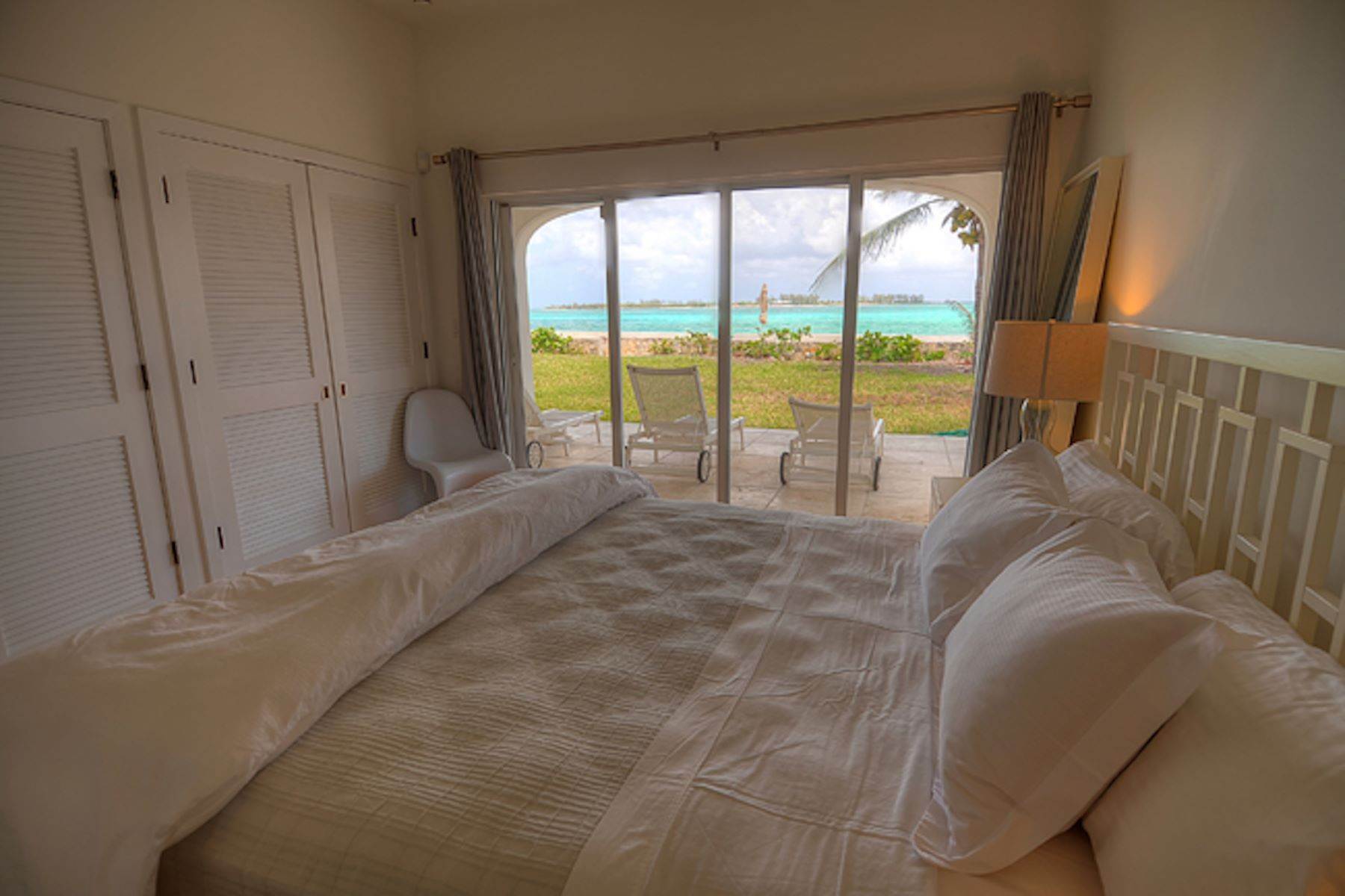 19. Single Family Homes for Sale at Oceanfront House Cable Beach, Nassau and Paradise Island, Bahamas