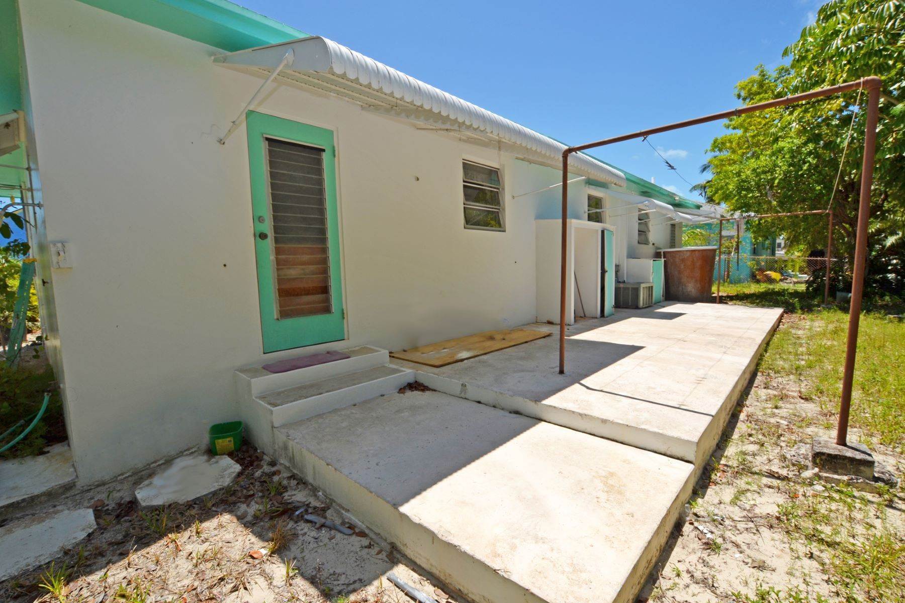 12. Single Family Homes for Sale at 26th Street Home - Near The Beach Spanish Wells, Eleuthera, Bahamas