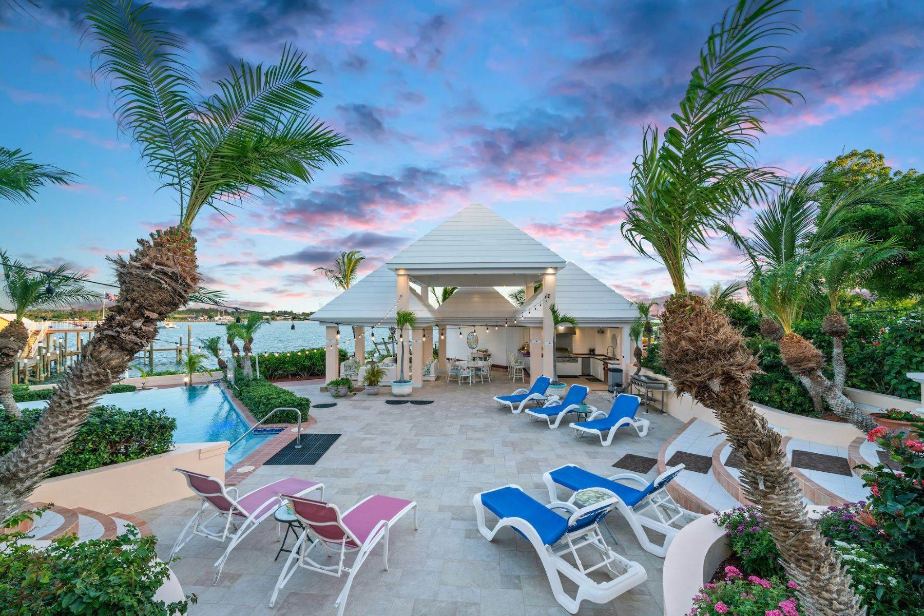 42. Multi-Family Homes 为 销售 在 Pelican Shores, 马什港, 阿巴科, 巴哈马