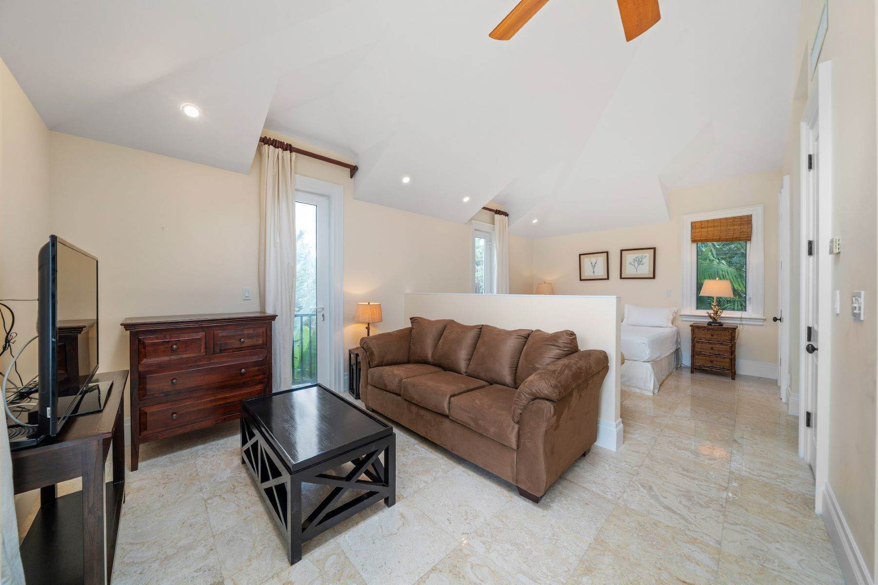 32. Single Family Homes for Sale at Amazonia House, Montagu Island Old Fort Bay, Nassau and Paradise Island, Bahamas