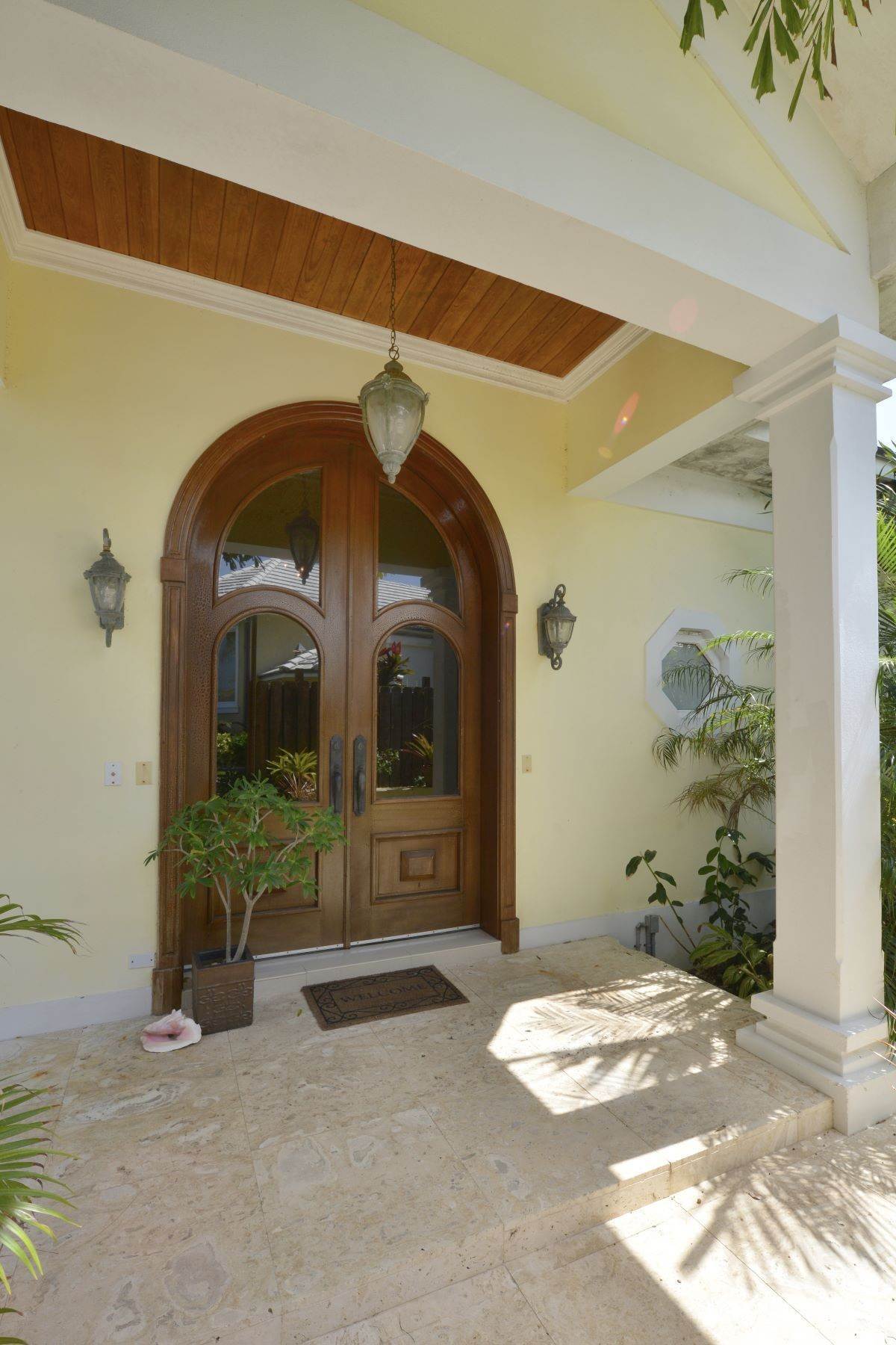 16. Single Family Homes for Sale at Half Moon House off Eastern Road Eastern Road, Nassau and Paradise Island, Bahamas