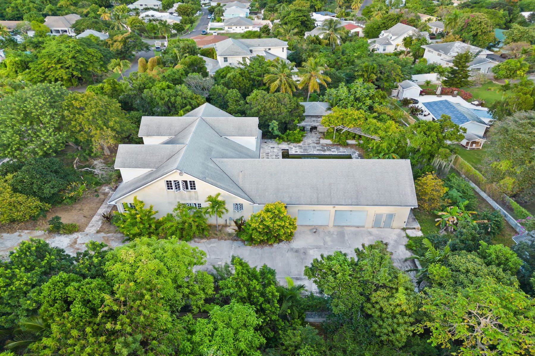 19. Single Family Homes for Sale at Ridgeway, Eastern Road, Nassau and Paradise Island, Bahamas