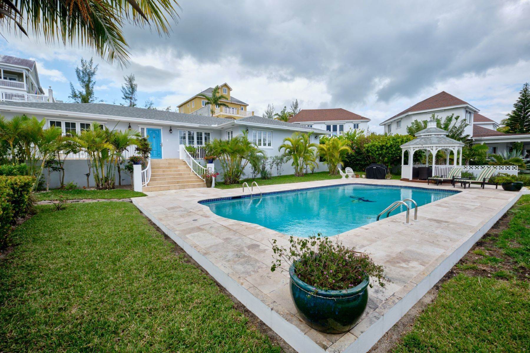 6. Single Family Homes for Sale at West Bay Street, Nassau and Paradise Island, Bahamas