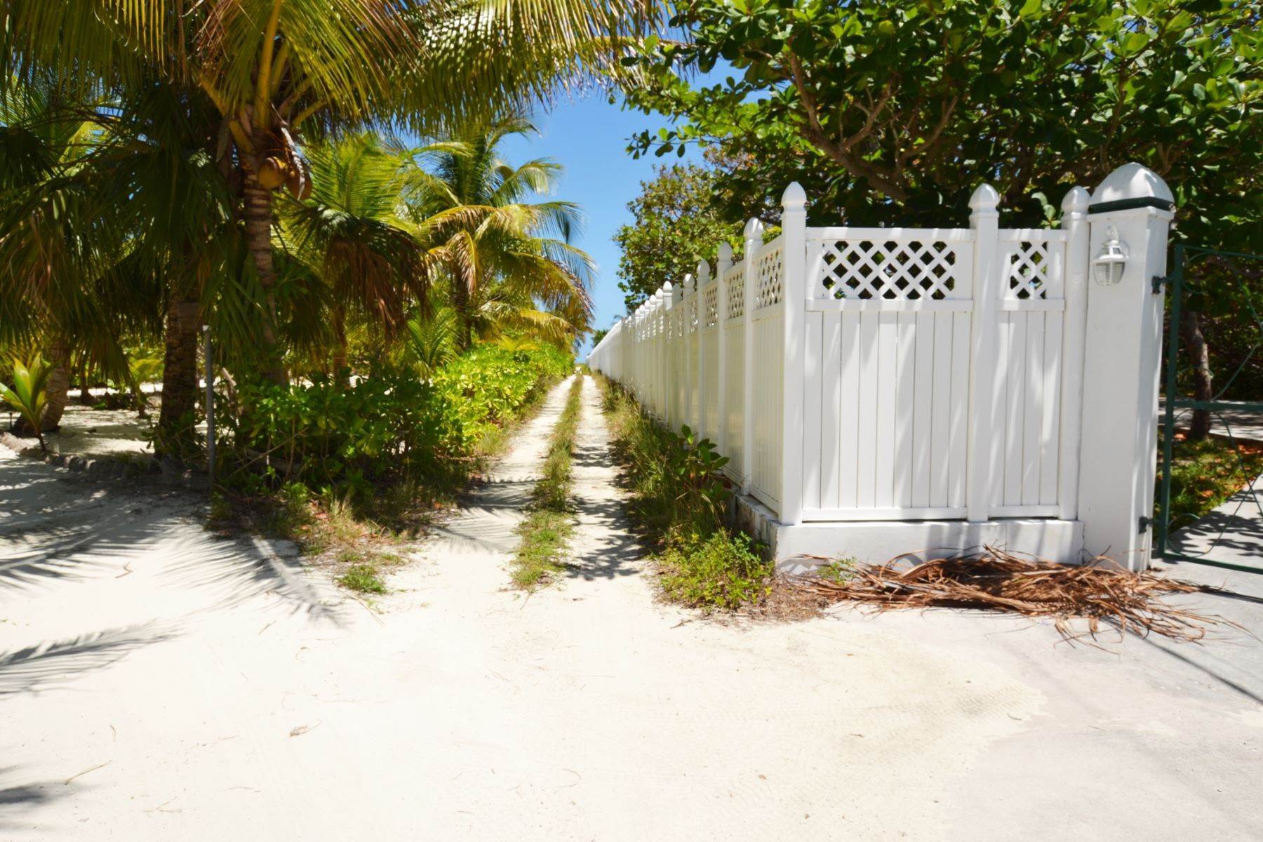 14. Single Family Homes for Sale at 26th Street Home - Near The Beach Spanish Wells, Eleuthera, Bahamas